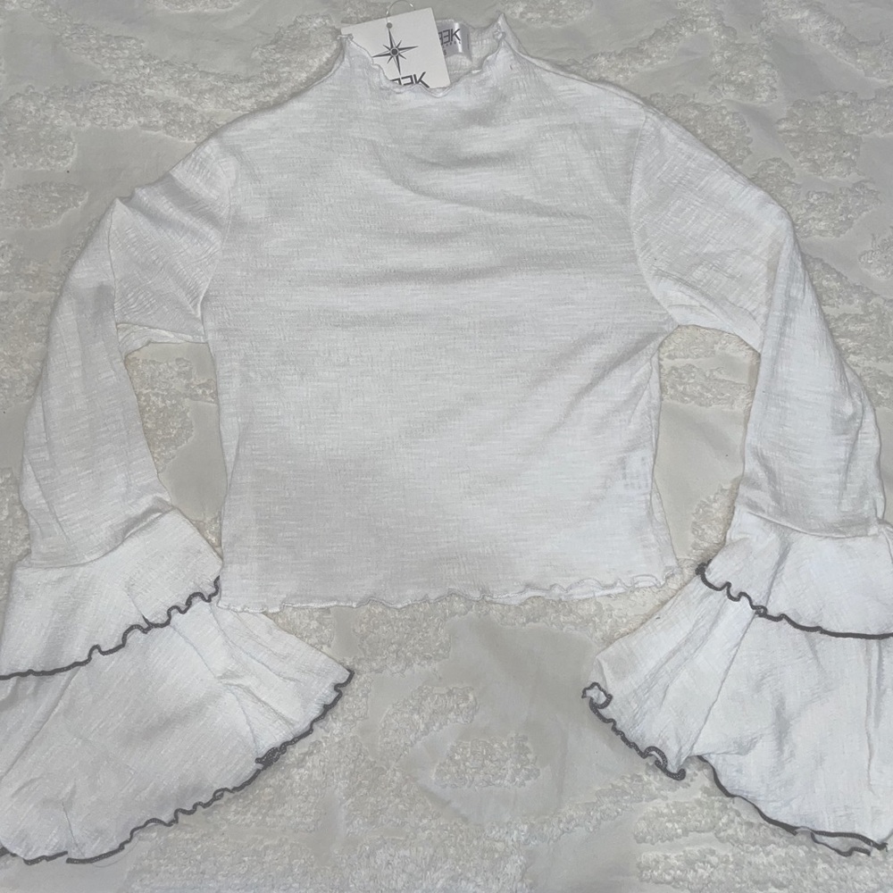 Bell sleeve cropped white top